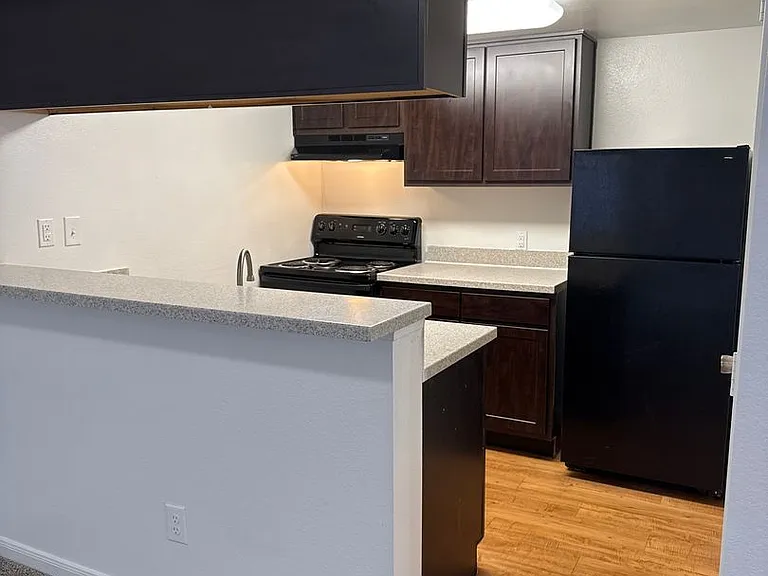 Emerald Cove Apartments — Photo 121