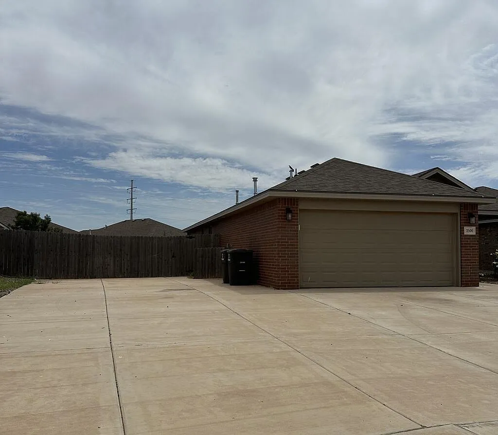 3 bed, 2.0 bath, 1468 sqft, $2,400 — Photo 1
