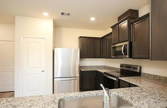 3rd image of 572 Solomon Ln