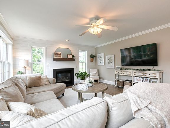 5th image of 622 Norhurst Way