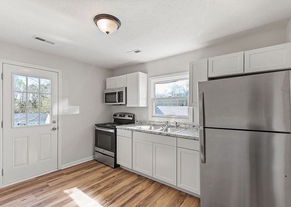 Kitchen (facing back balcony door)
