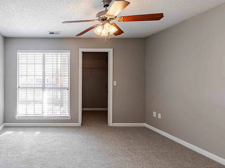 Huntington Chase Apartments — Photo 7