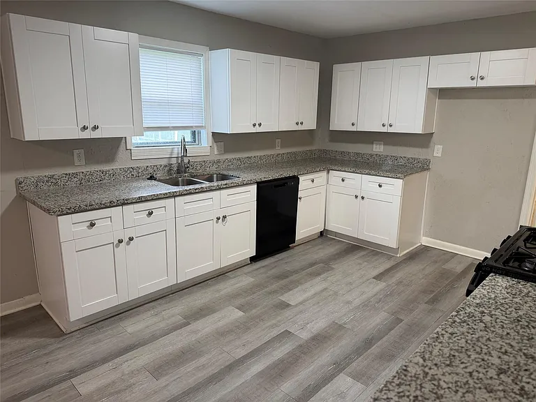 819 W Kyle Rd — Photo 13