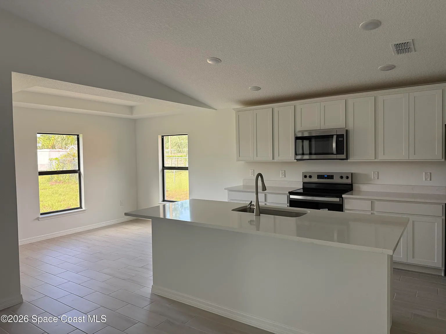 3 bed, 2.0 bath, 1800 sqft, $2,400 — Photo 3