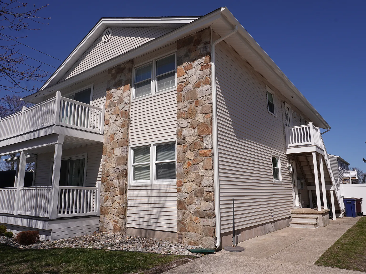 3 bed, $1,900 — Photo 2