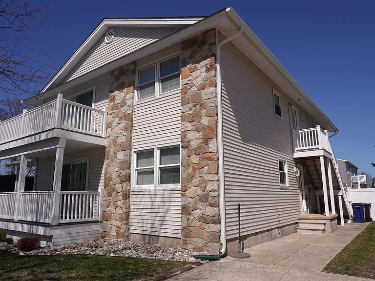 453 Berkshire Dr — Photo 2