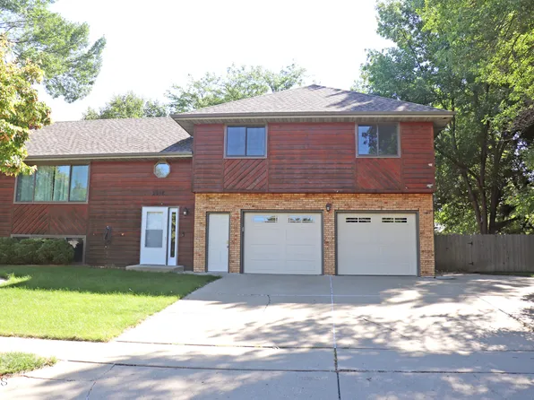 2917 Stetson Dr, Bismarck, ND 58503