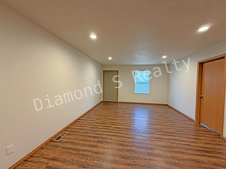 2214 N East Ave — Photo 9