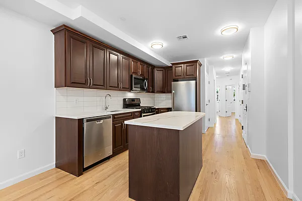 Rented by Thomas Lipovetsky, LREB | media 15