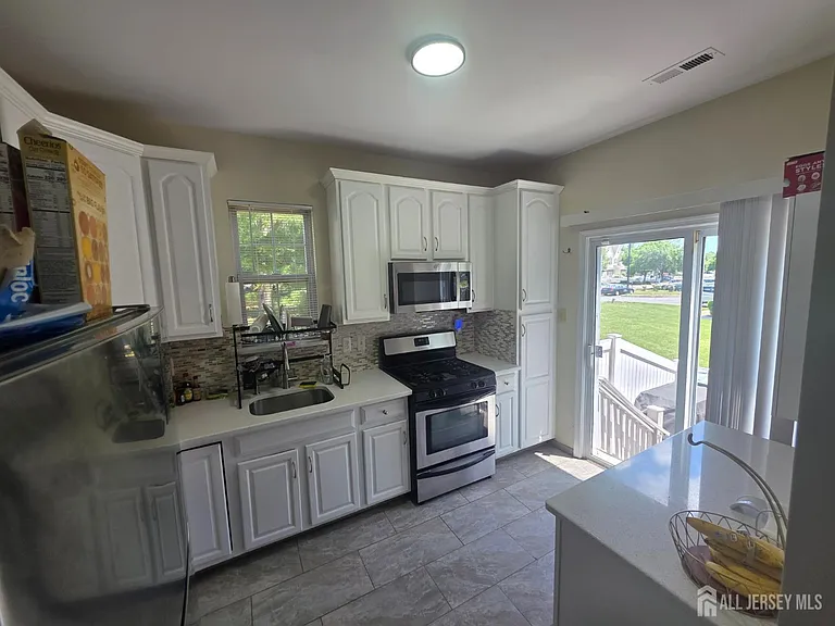 1301 Dahlia Cir — Photo 3