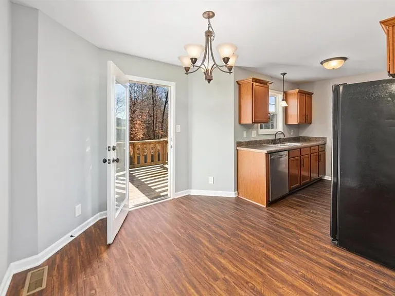 1413 Jenny Ln — Photo 10