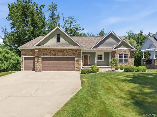 8024 Kovacs Dr, Linden, MI 48451