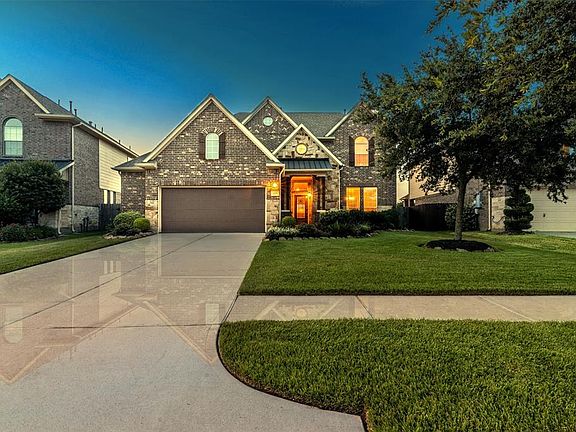 STUNNING 2-STORY HOME IN MAR BELLA