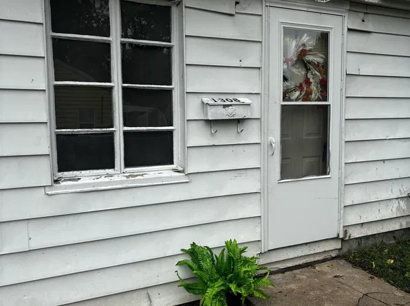 1308 Hamilton St, Pekin, IL 61554