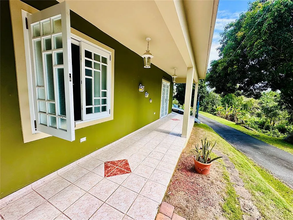 2 bed, 1.0 bath, 869 sqft, $925 — Photo 2