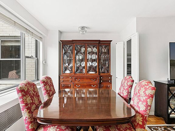 4th image of 15 W 72nd St APT 16V