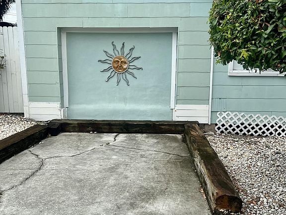 4th image of 208 Avenue E