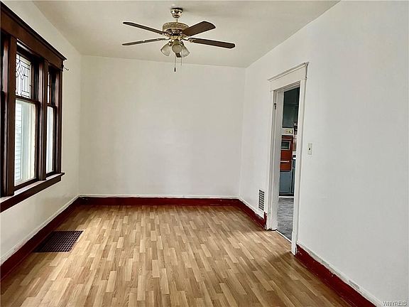 4th image of 295 Wagner Ave #1