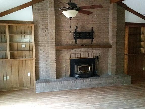 Large Family Room. Flat screen TV mount over fireplace.