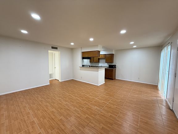 4th image of 512 Calcaterra Cir #A