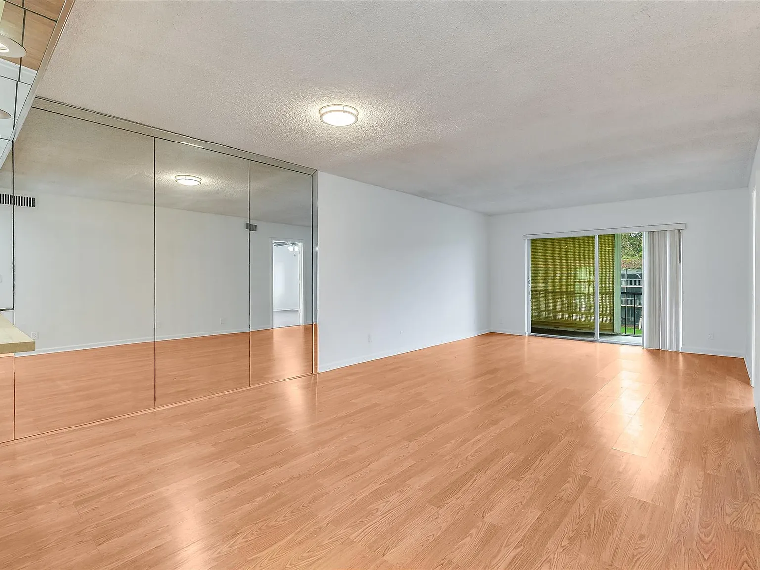 2 bed, 2.0 bath, 1170 sqft, $1,800 — Photo 3