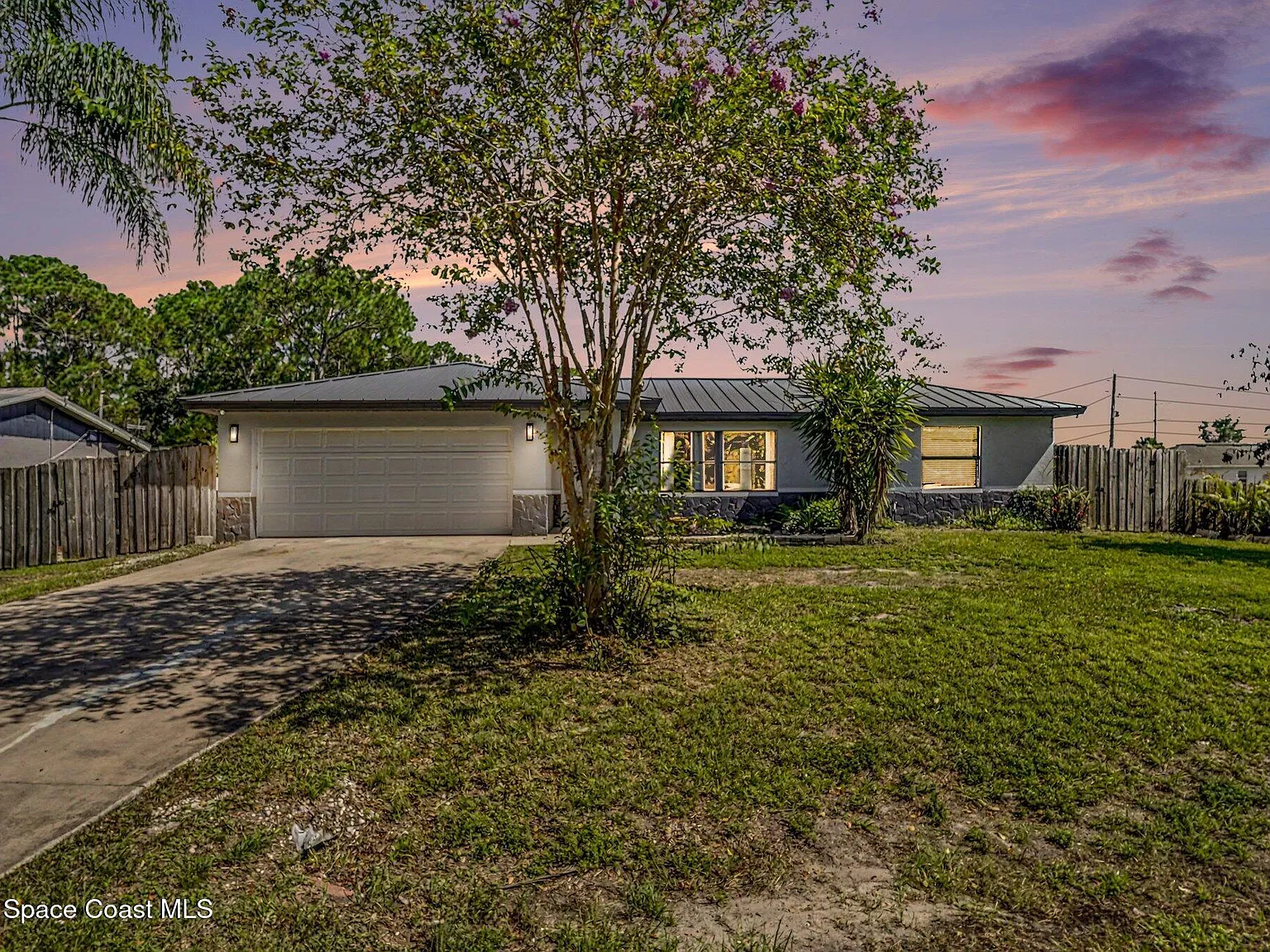 3 bed, 2.0 bath, 1600 sqft, $2,000 — Photo 2