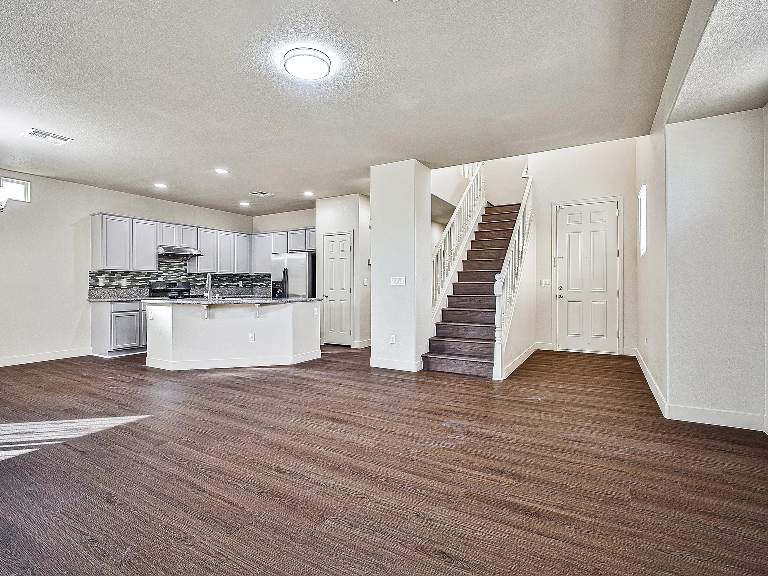 4 bed, 2127 sqft, $2,250 — Photo 2