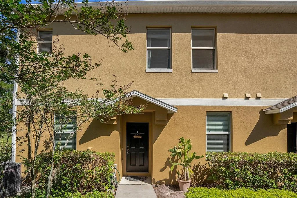 3 bed, 2.5 bath, 1588 sqft, $1,900 — Photo 2