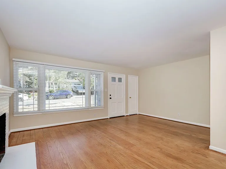 320 La Casa Ave — Photo 6
