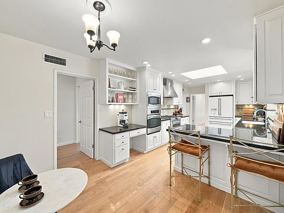 2nd image of 958 Wellesley Ave