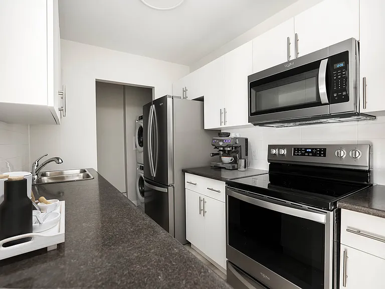 6105 Roblin Blvd — Photo 31