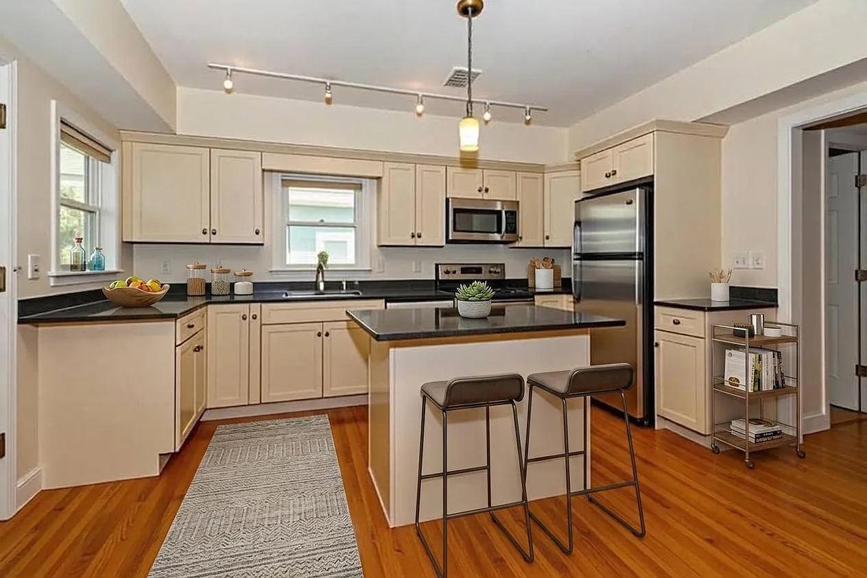 3 bed, 1250 sqft, $3,000 — Photo 2