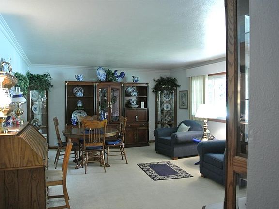 4th image of 1104 Rosemary Ln
