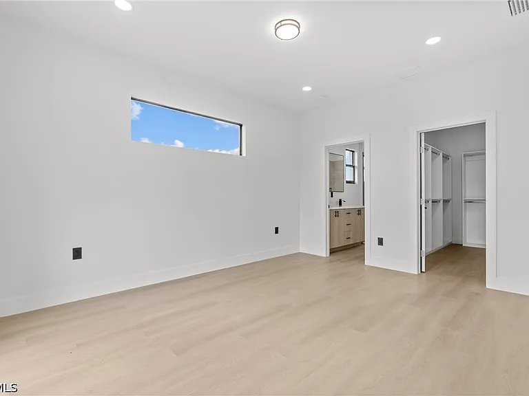 8033 Oakleaf Cir — Photo 10