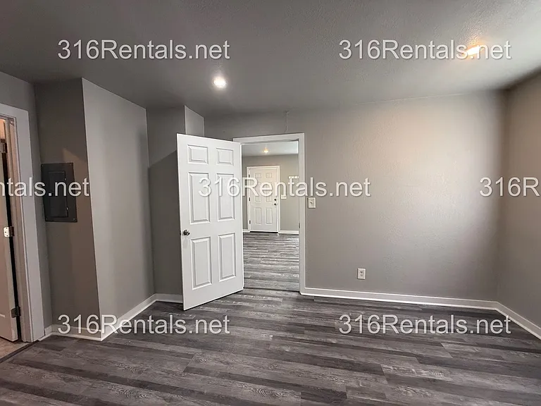 $595 - Available NOW! Beautiful 1 bedroom/ 1 bathroom Duplex — Photo 8
