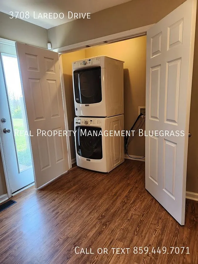 Spacious 3 bedroom 2.5 Bath Townhouse with Tons of Storage — Photo 4