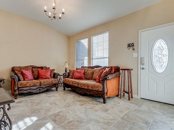 4th image of 3420 Fashion St
