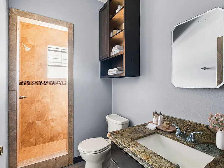 318 W Bustamante St — Photo 7