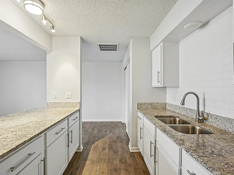 18-web-or-mls-Harden Blvd-S2503-017