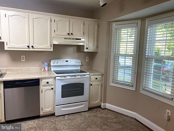 3rd image of 9826 Oakdale Woods Ct