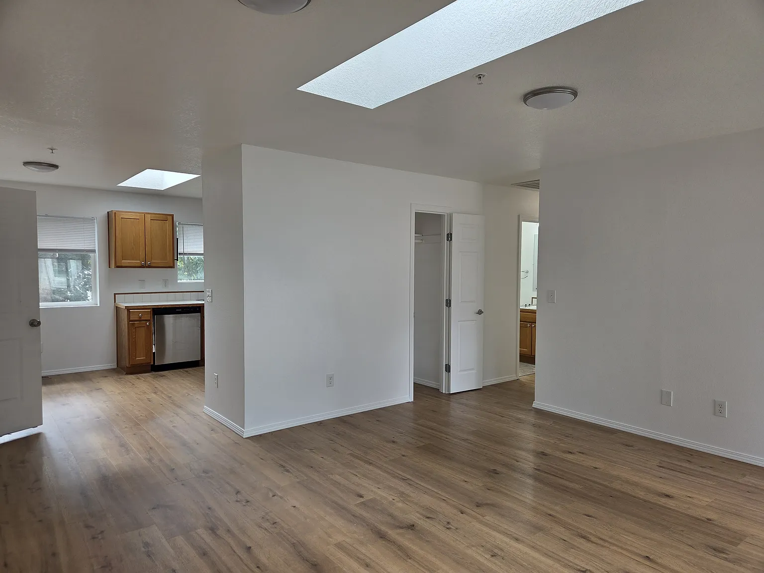 3 bed, 1000 sqft, $1,985 — Photo 3