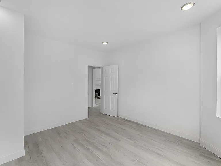 Lyndon Apartment — Photo 29