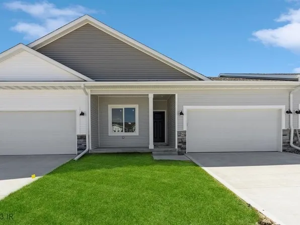 9622 Crestview Dr, West Des Moines, IA 50266