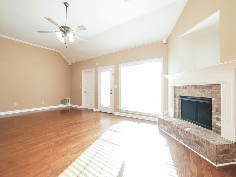 2733 Graystone Dr — Photo 3