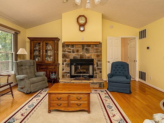3rd image of 111 Bethel Ln