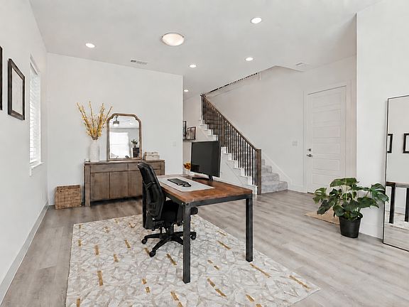 5th image of 916 Banyan Tree Ln