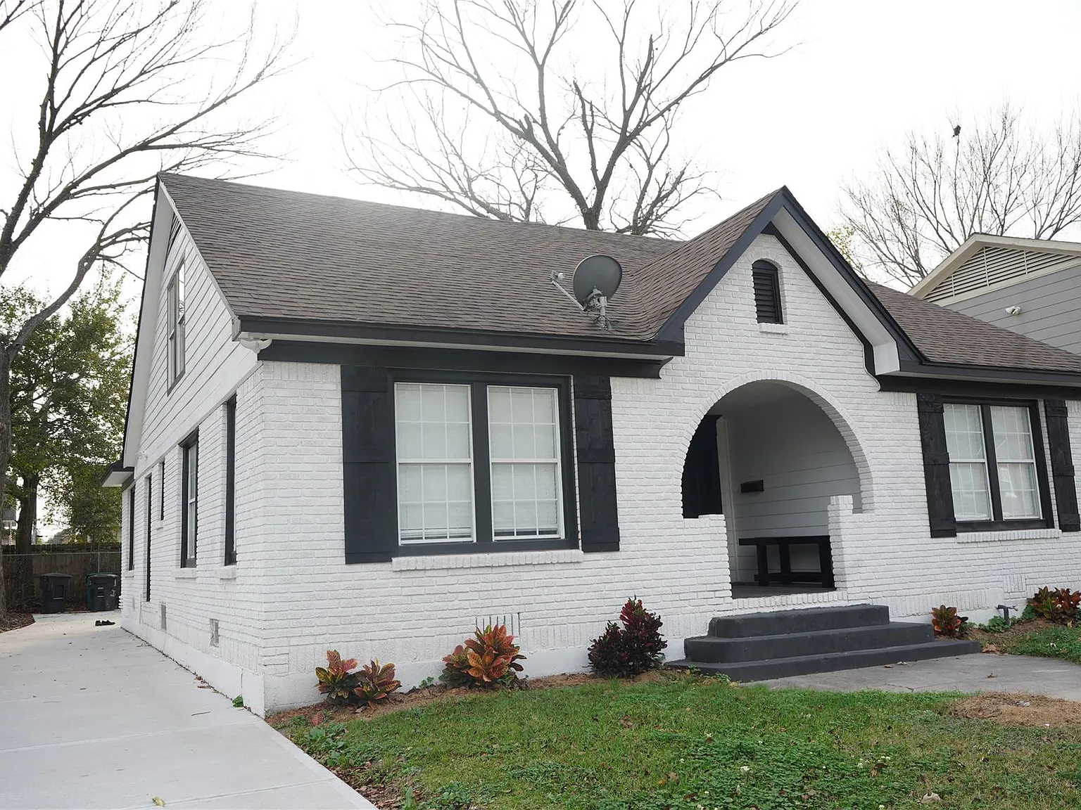 3 bed, 1.0 bath, 2147 sqft, $1,900 — Photo 1