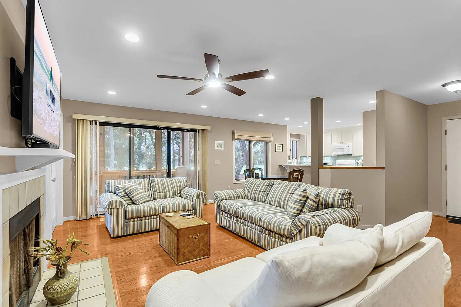 2 bed, 2.0 bath, 1689 sqft, $3,582 — Photo 1