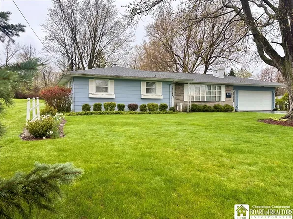 2 Sunset Dr, Fredonia, NY 14063