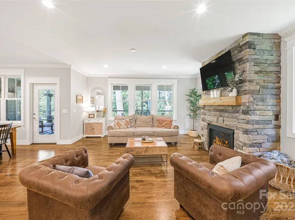 218 Barnrock Dr, Mills River, NC 28759